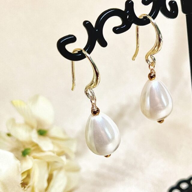 一粒マザーオブパールの清楚な「ピアス」