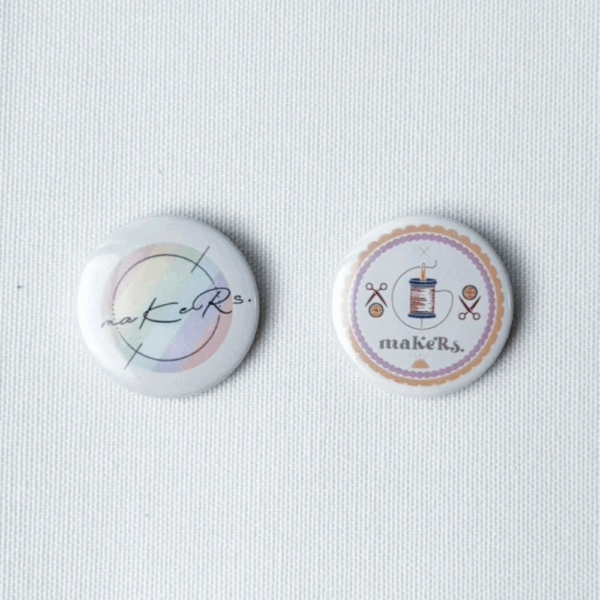 maKeRs.オリジナルロゴ缶バッジ（32mm／2個セット）