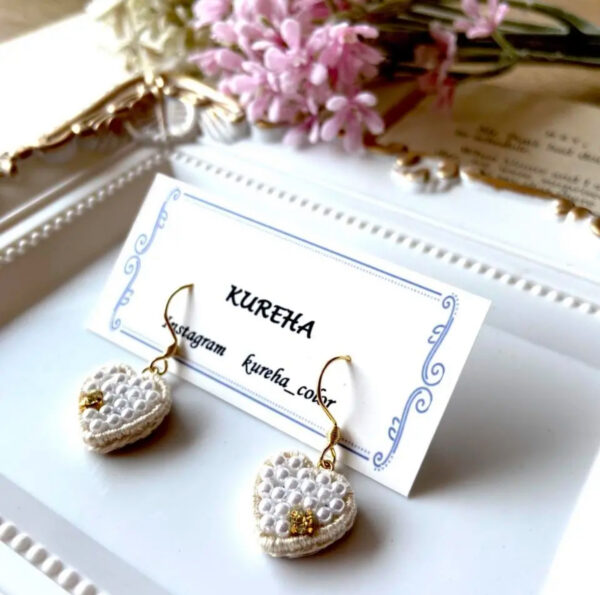 ハートのパールピアス/イヤリング　ビーズ　刺繍　ホワイト
