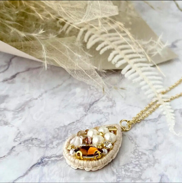ネックレス　ビーズ　刺繍　パール　ホワイト　花
