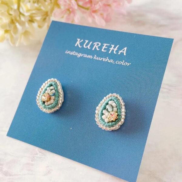 小粒雫ピアス　ビーズ　刺繍　アイスブルー