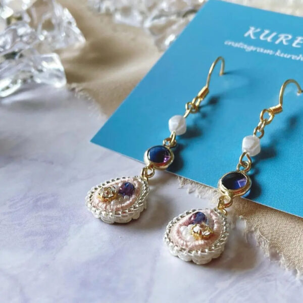 きらっと輝く雫ピアス/イヤリング　ビーズ　刺繍　ピンク　紫