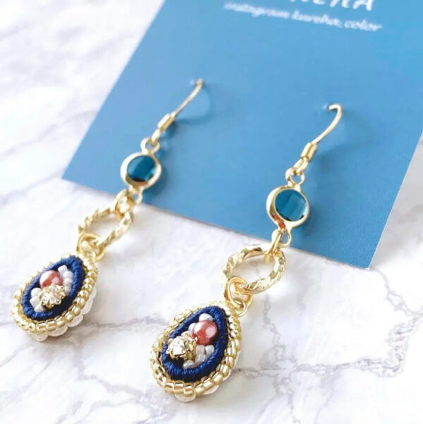 きらっと輝く雫ピアス/イヤリング　ビーズ　刺繍　ネイビー