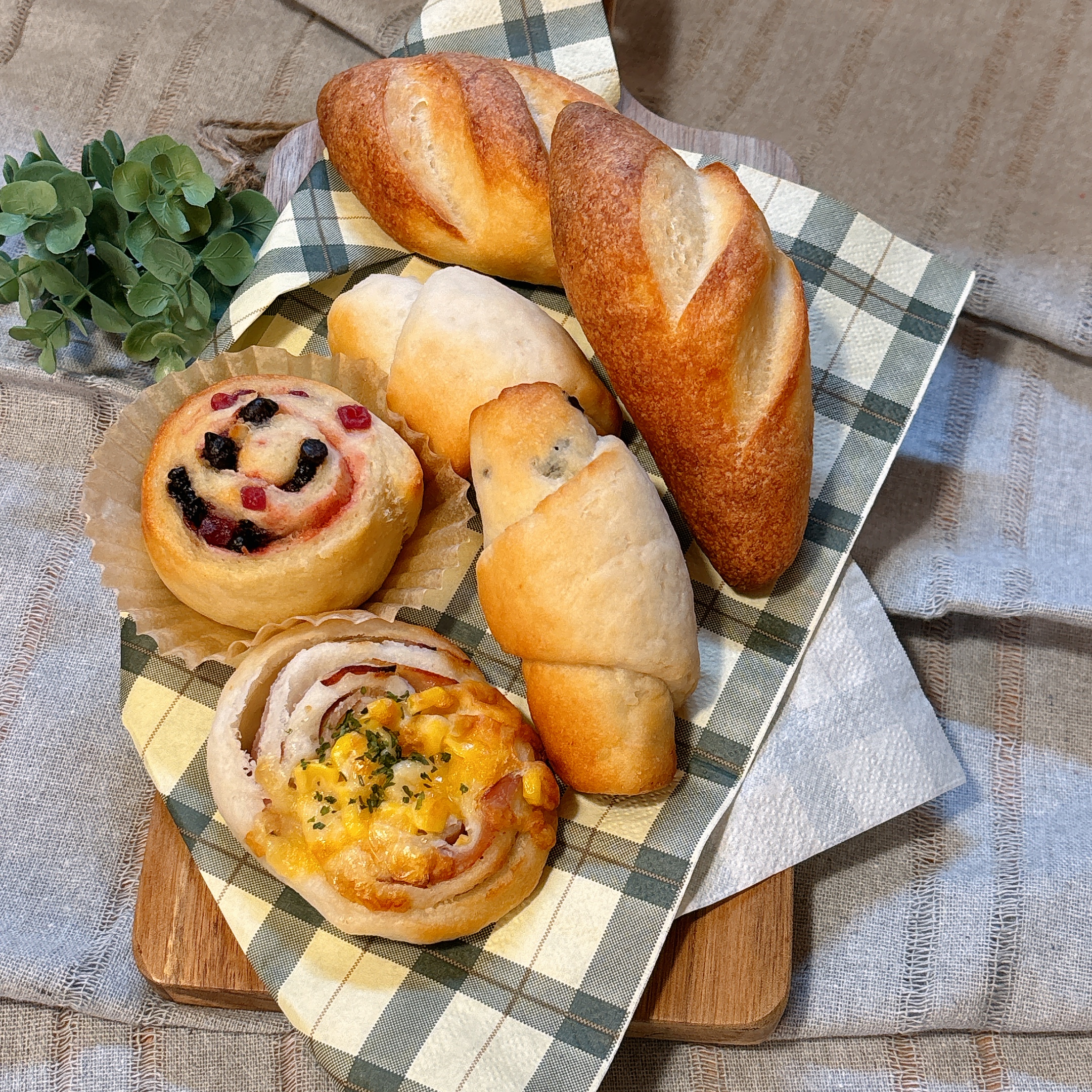 フランスパンと成形パンのイメージ