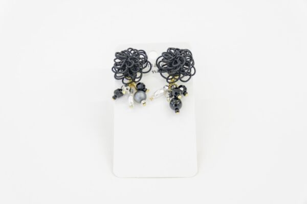 水引きアクセサリー大人女子ブラックアクセサリー/ピンポンマムイヤリング