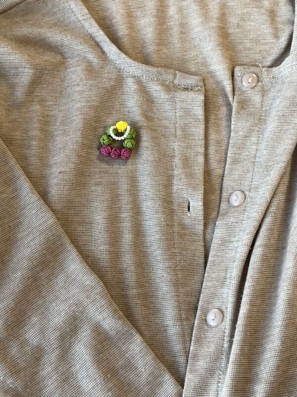 クリスマスカラーの小振りブローチ　　送料無料