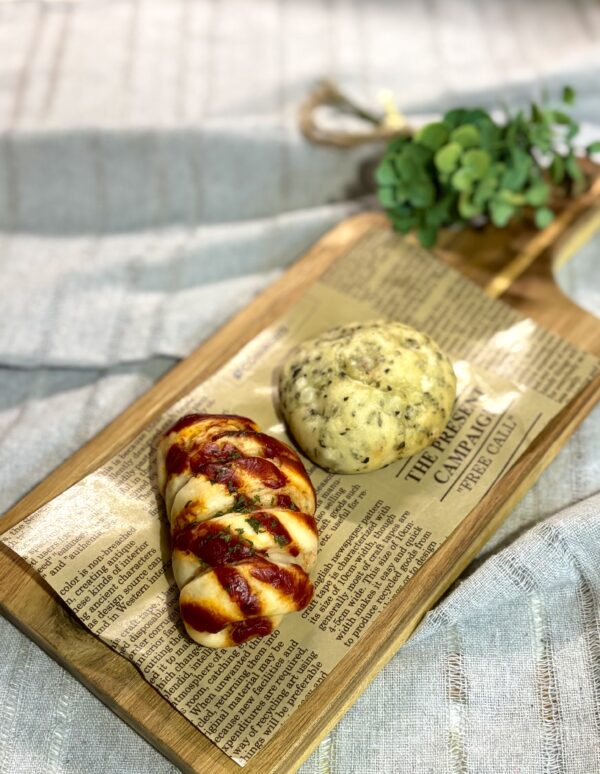 米粉バジルフォカッチャと無添加ウインナーパン 各4個計8個（送料込）