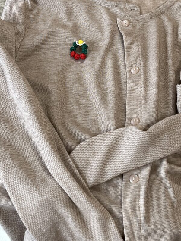 クリスマスカラーの小振りブローチ、濃いグリーン　送料無料