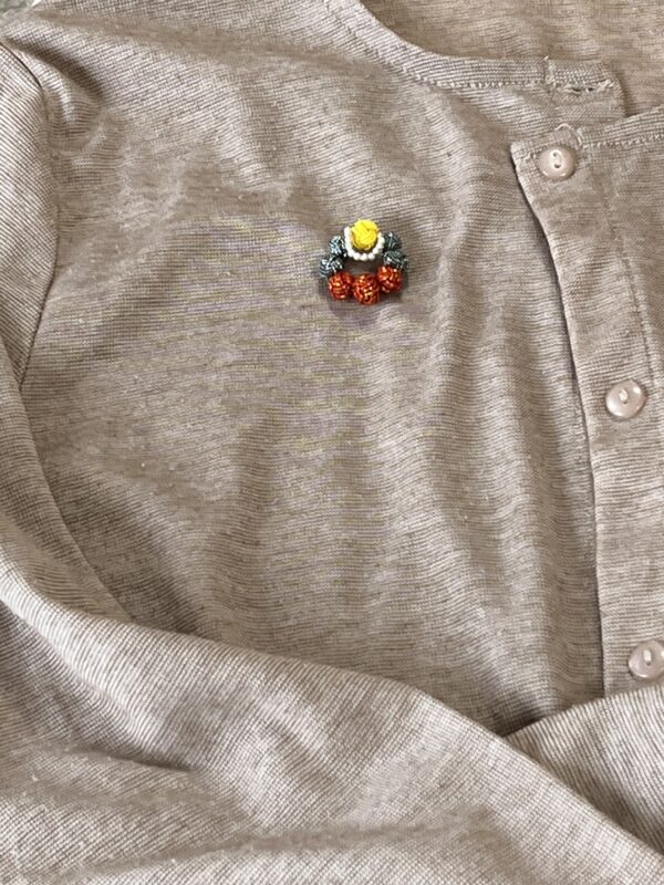 クリスマスカラーの小振りブローチ　キラキラ　送料無料　