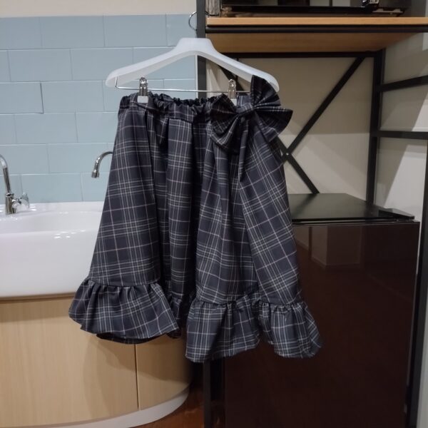 ピンクチェックの制服風スカート