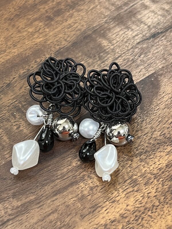 大人女子　ブラックアクセサリー　