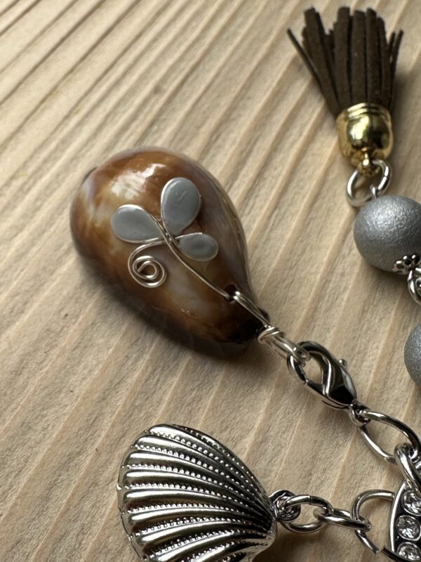 宝貝のバッグチャーム茶色