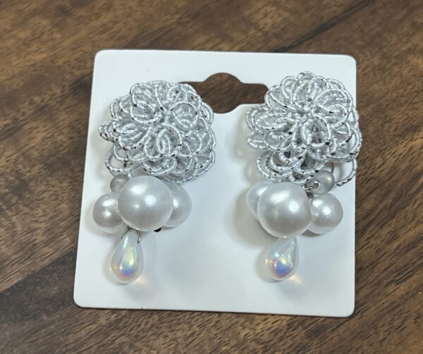 大人女子アクセサリー　ピンポンマムイヤリングシルバー　　送料込み